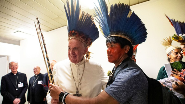 Pope Francis using a cocar